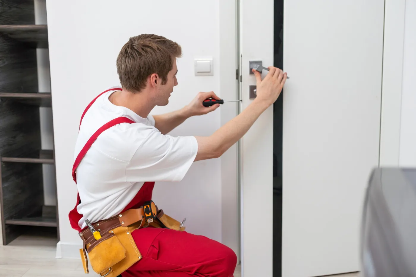 Pose d'une serrure sur une porte d'entrée d'appartement dans le Val-de-Marne